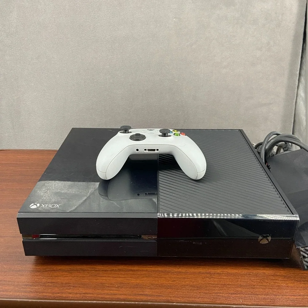 Microsoft Xbox One 1540 Home Console Black w/ White Controller & Power Supply